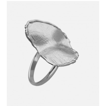 Anillo ajustable oval con textura en plata de ley