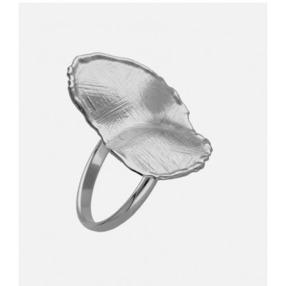 Anillo ajustable oval con textura en plata de ley